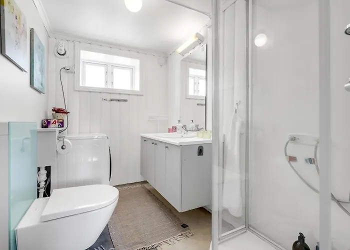 Center I Polar Charm I Warm & Welcoming *